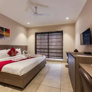  Aparthotel Rosastays Gurugram Golf Course